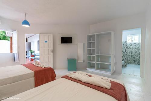 阿拉亚尔达茹达Pousada Angatu Arraial - Rua do mucugê的白色的客房配有两张床和电视。