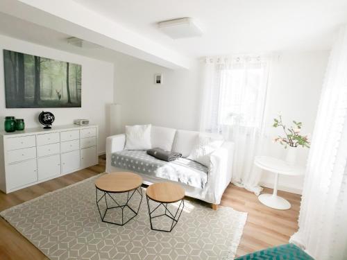 格拉登巴赫Dream Green Apartment 'Meadow'的白色的客厅配有沙发和2张桌子