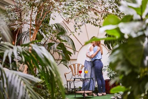 维多利亚-加斯特伊兹西尔肯维多利亚城酒店的两对在花园里亲吻植物