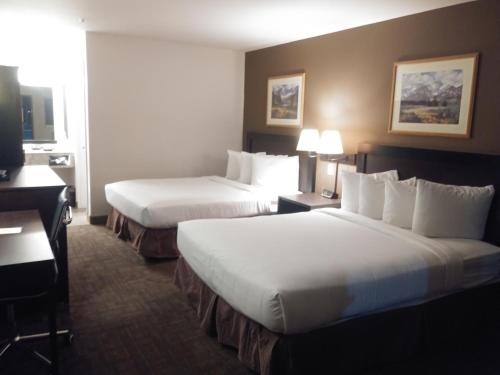 本德舒格洛夫山汽车旅馆的酒店客房配有两张床和一张书桌