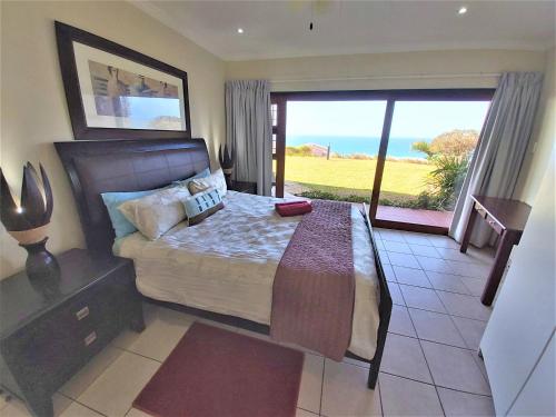 马盖特Kuta Beach Unit 7的一间卧室设有一张床,享有海景