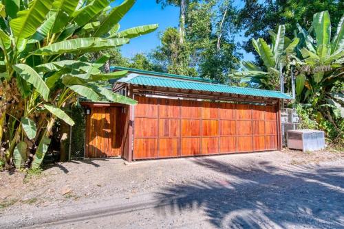 科克莱斯AroCocles (Victoria)的路边的木车库,有红色的门