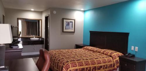 梅斯基特Delux Inn Mesquite的酒店客房设有床和水槽