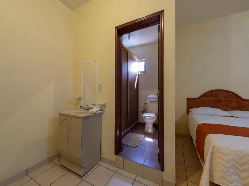 Hotel y Restaurante Villas Del Sol Jalpan的一间浴室