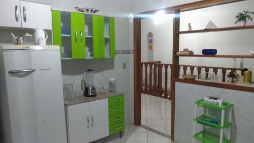 Na Brisa TEMPORADA的厨房或小厨房