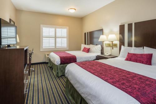 森尼维耳市森尼韦尔旅游酒店的酒店客房设有两张床和电视。