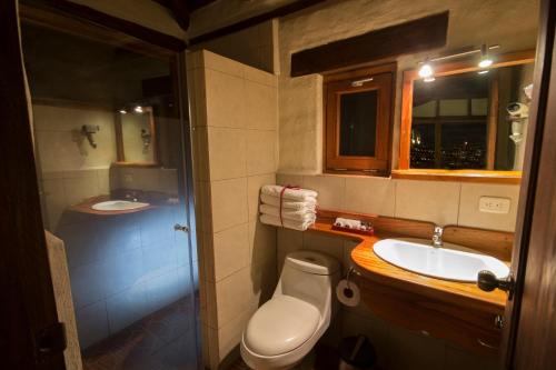 基多Ilatoa Lodge的一间带卫生间和水槽的浴室