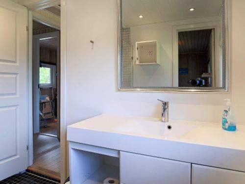 Hornsved6 person holiday home in J gerspris的白色的浴室设有水槽和镜子