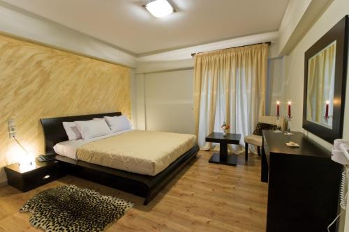 西亚蒂斯塔艾比尔斯酒店的一间卧室配有一张床、一张桌子和一张沙发