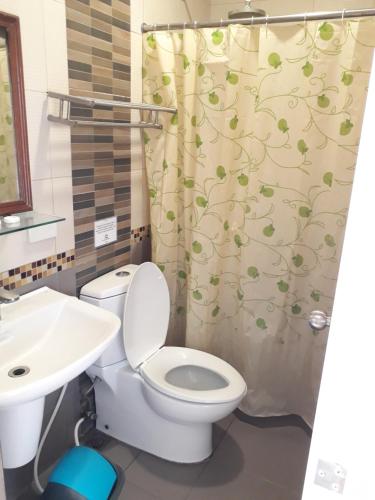 伊洛伊洛Sea Garden Resort Iloilo的一间带卫生间和淋浴帘的浴室