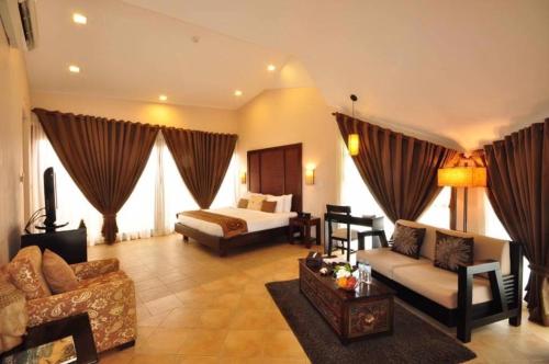 奥隆阿波Segara Villas的一个带床和沙发的大客厅