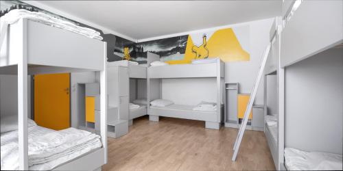 Youth Hostel Trbovlje客房内的一张或多张双层床