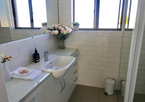 伯马吉Vista Marina Penthouse #5 - Amazing views & location的一间带水槽和花瓶的浴室