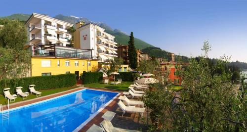 马尔切西内卡普里酒店的一座带游泳池和椅子的酒店和一座建筑
