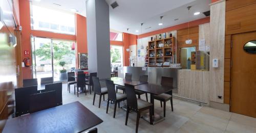 卢戈卢戈城市公寓酒店的餐厅内带桌椅的用餐室