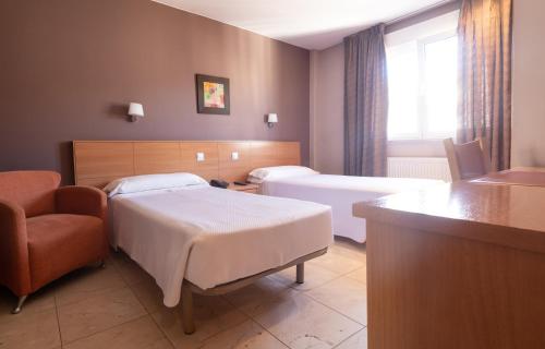 卢戈卢戈城市公寓酒店的酒店客房,配有两张床和椅子