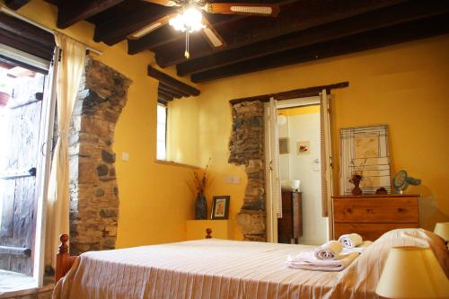 Pera Orinis阿帕拉迪乡村酒店的一间卧室配有带毛巾的床