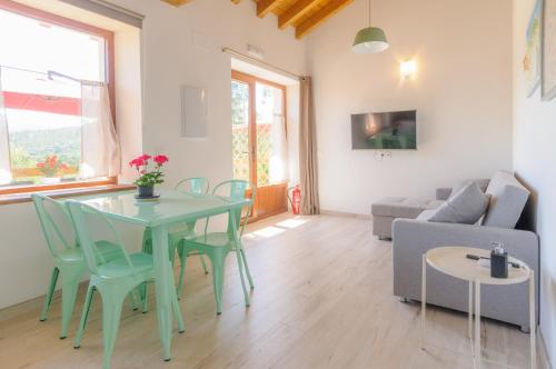 圣维森特-德拉巴尔克拉Apartamentos Rurales Las Garzas de Oyambre的客厅配有桌椅和沙发