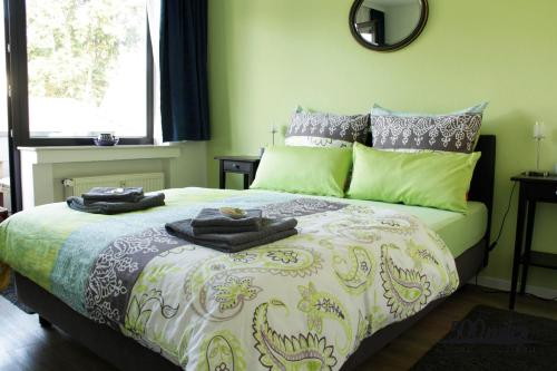 波恩500 Miles Apartments的一间卧室设有一张带绿色墙壁的大床