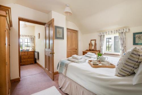 格里姆斯比Marris Cottage的卧室配有带毛巾的大型白色床