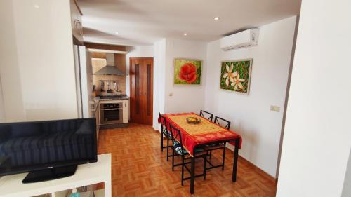 卡萨拉博内拉Exclusivo LOFT en el corazón de Casarabonela!的厨房以及带桌椅的用餐室。