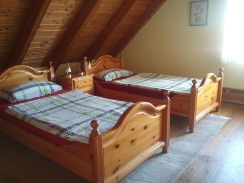 莫斯Ferienwohnung Ingeborg Schmitz的阁楼上的卧室配有两张床