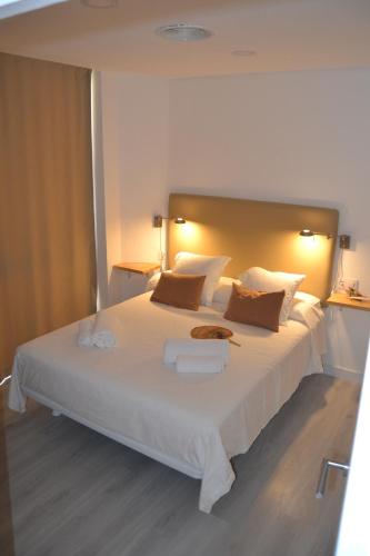 科尔多瓦Torre de Campanas的卧室配有一张带白色床单和枕头的大床。