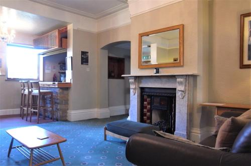 诺丁汉和兰德酒店的带沙发和壁炉的客厅