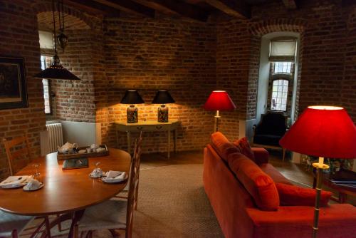 斯海伦贝赫贝格城堡酒店的客厅配有沙发和桌子