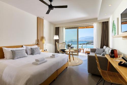 依拉佩特拉Enorme Santanna Beach的一间卧室配有一张床、一张桌子和一张沙发