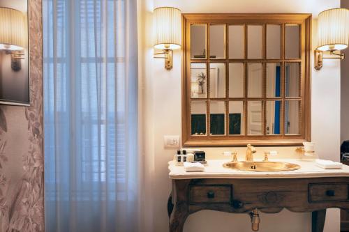 佛罗伦萨Corte Calzaiuoli Elegant Suites的一间带水槽和镜子的浴室