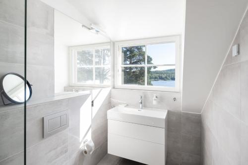 SysmäIlola Inn的白色的浴室设有水槽和镜子