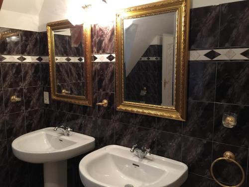 ThiviersLe Belvédère的一间带水槽和镜子的浴室