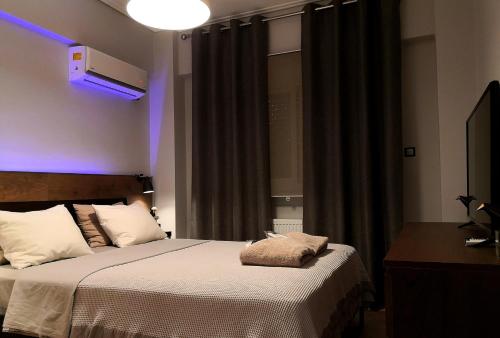 斯巴达Luxury Home的一间卧室配有一张带白色床单的大床