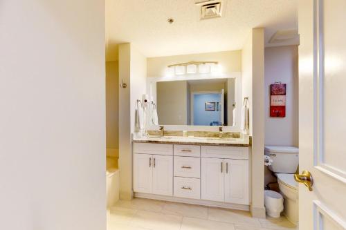 德斯坦TOPS'L Summit II的一间带水槽和镜子的浴室