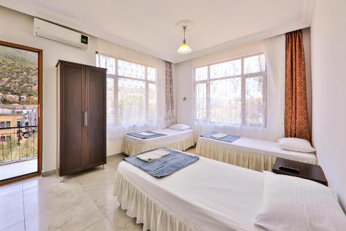 卡斯圣淘沙膳食旅馆的一间卧室设有两张床和窗户。