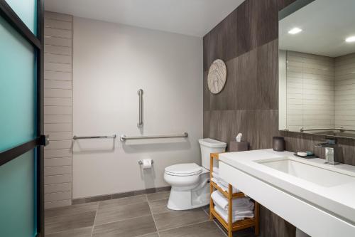 费城费城温莎套房酒店的一间带水槽和卫生间的浴室