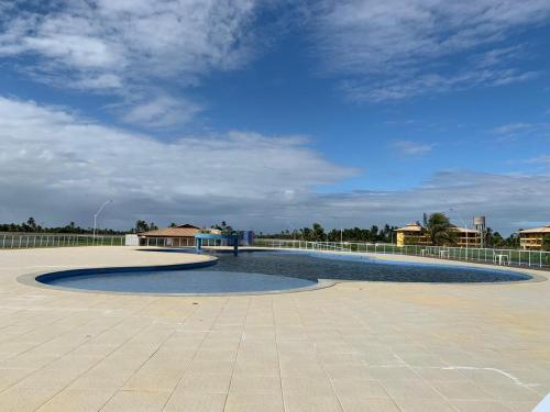 埃斯坦西亚Condomínio e resort Villa das Águas - Praia do Saco SE的庭院中间的大水池