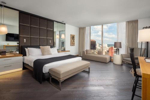 费城费城温莎套房酒店的酒店客房设有一张大床和一张书桌。