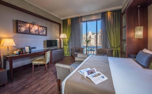 巴塞罗那巴塞罗那中心酒店的酒店客房设有桌子和客厅。