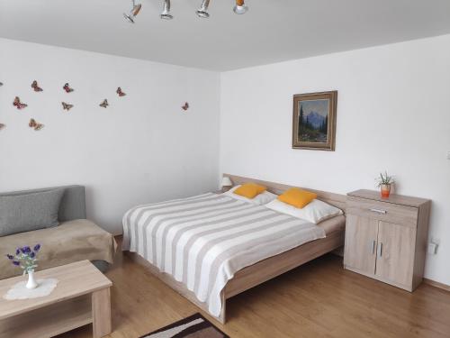 利普托夫堡利普托斯基彼得度假屋的一间卧室配有一张床和一张沙发