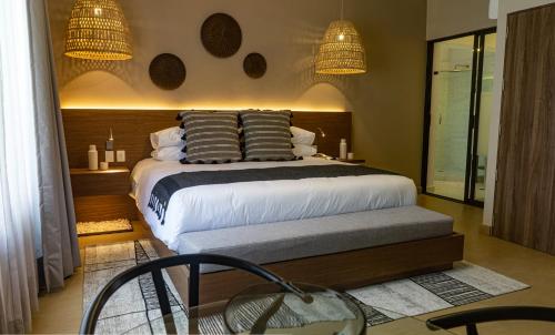 墨西哥城Agata Hotel Boutique & Spa的一间卧室配有一张带两个枕头的床