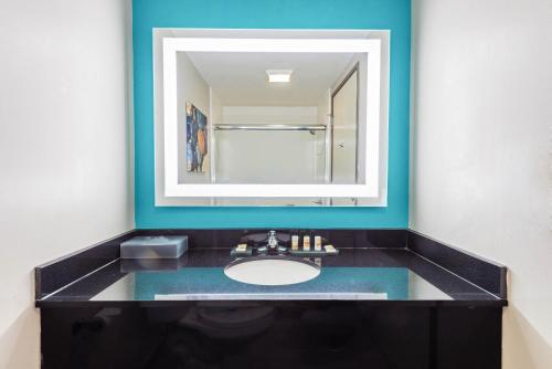 詹姆斯敦詹姆士敦贝斯特韦斯特酒店的一间带水槽和镜子的浴室
