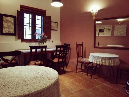 阿雷纳斯德圣佩德罗La Solana的配有桌椅和镜子的客房