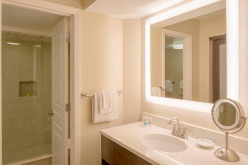 奥蒙德海滩Bluegreen Vacations Casa Del Mar的一间带水槽和镜子的浴室