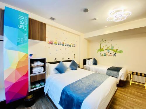 新加坡five6 Hotel Splendour的酒店客房设有两张床和彩色墙壁。