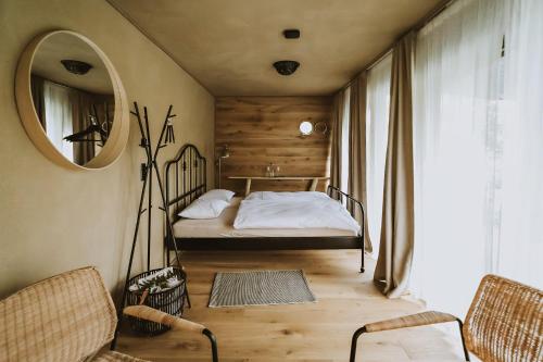 Sveti Jurij ob ŠčavniciFalkensteiner Premium Camping Lake Blagus的一间小卧室,配有一张床和镜子