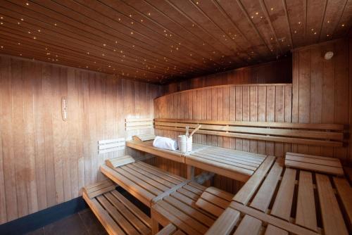 苏黎世Hotel UTO KULM car-free hideaway in Zurich的空的桑拿浴室设有木墙和木凳