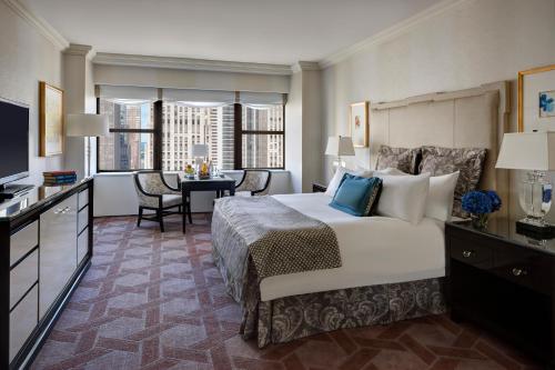乐天纽约皇宫酒店客房内的一张或多张床位