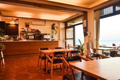 盐寮海的声音的一间带桌椅和柜台的餐厅